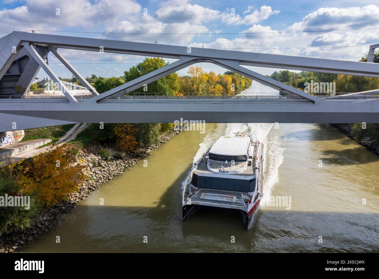 Vienna, fiume Donaukanal, ponte Winterhafenbrücke, nave passeggeri Twin City Liner nel 02. Leopoldstadt, Vienna, Austria Foto Stock