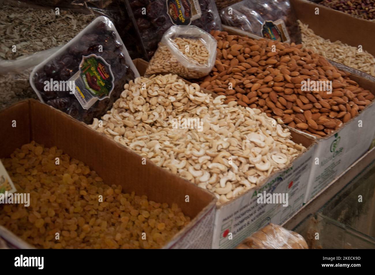 Uva sultanina e noci, cibo stall, suk di Tripoli, Tripoli, Libano Foto Stock