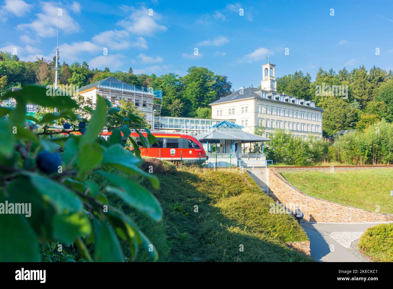 Thermalbad Wiesenbad, treno locale di Zschopautalbahn, Badehaus (bagno) delle terme di Erzgebirge, Monti ore, Sachsen, Sassonia, Germania Foto Stock