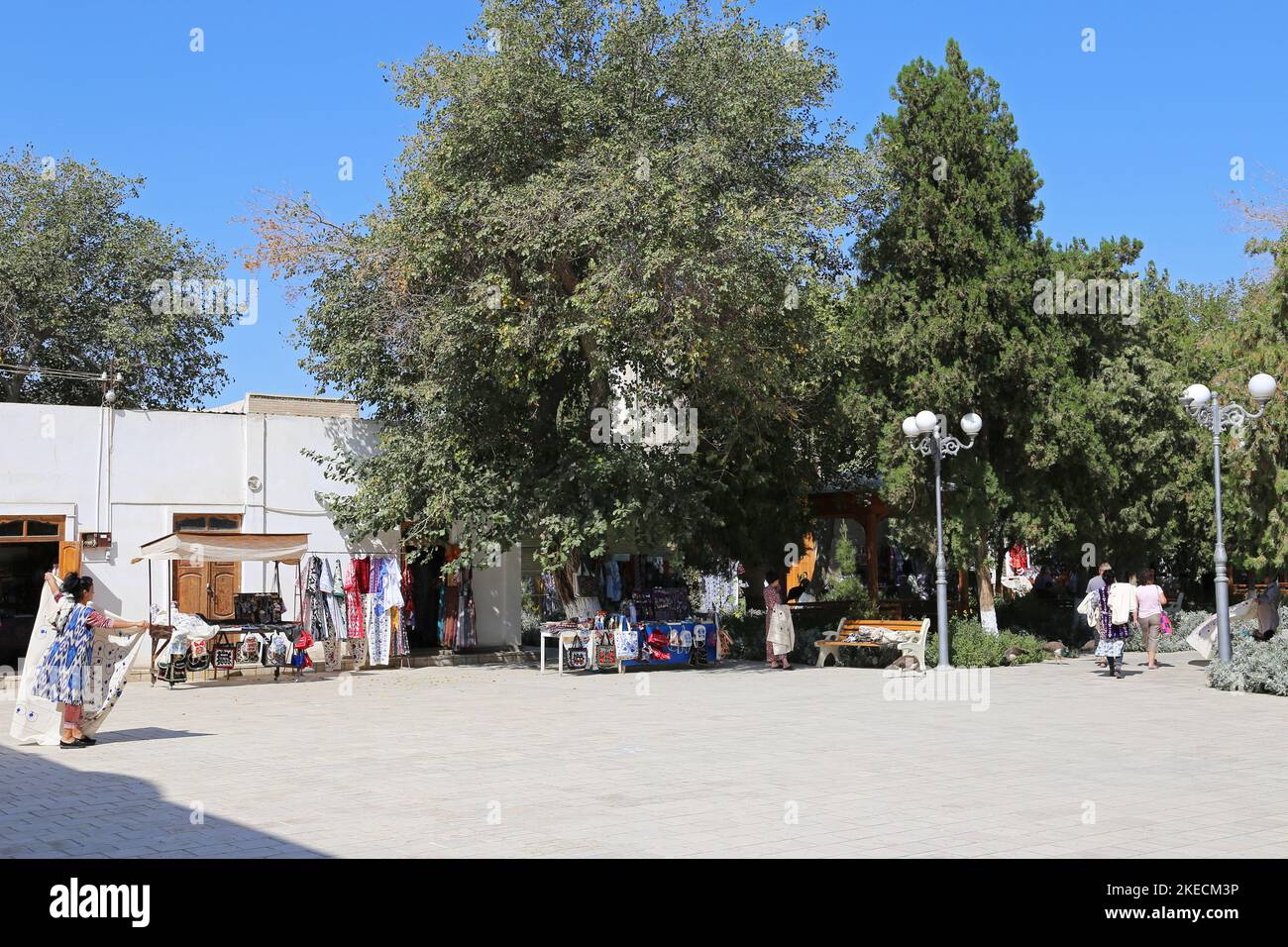Negozi di souvenir, Sitorai Mokhi Khosa (Palazzo delle Stelle della Luna) - l'ultimo Palazzo Estivo di Emir, Bukhara, Provincia di Bukhara, Uzbekistan, Asia Centrale Foto Stock