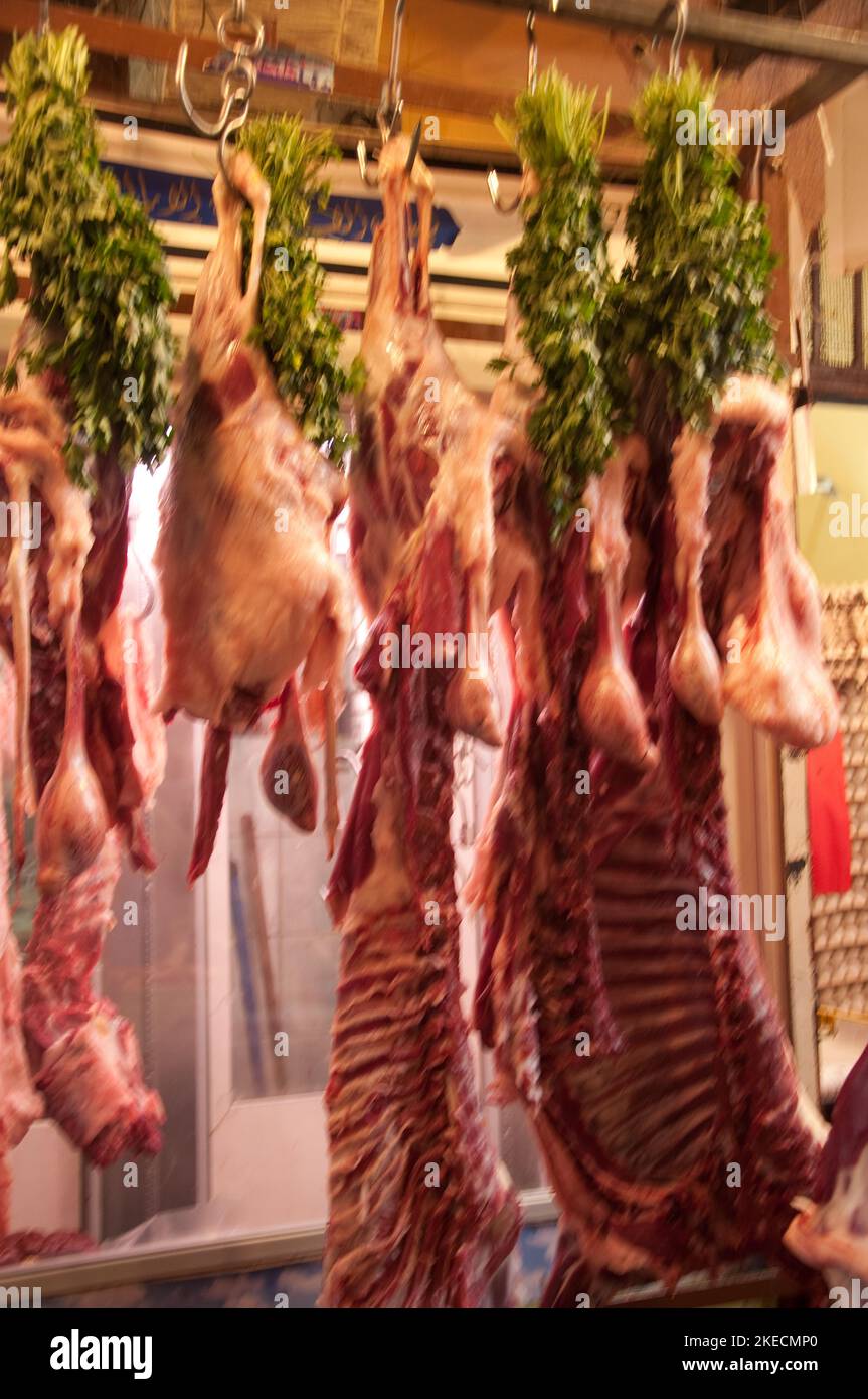 Stalla di carne, suk di Tripoli, Tripoli, Libano. Uno dei più grandi mercati (souk) del Libano, il souk di Tripoli vende tutto ciò di cui si potrebbe aver bisogno. Carne s Foto Stock