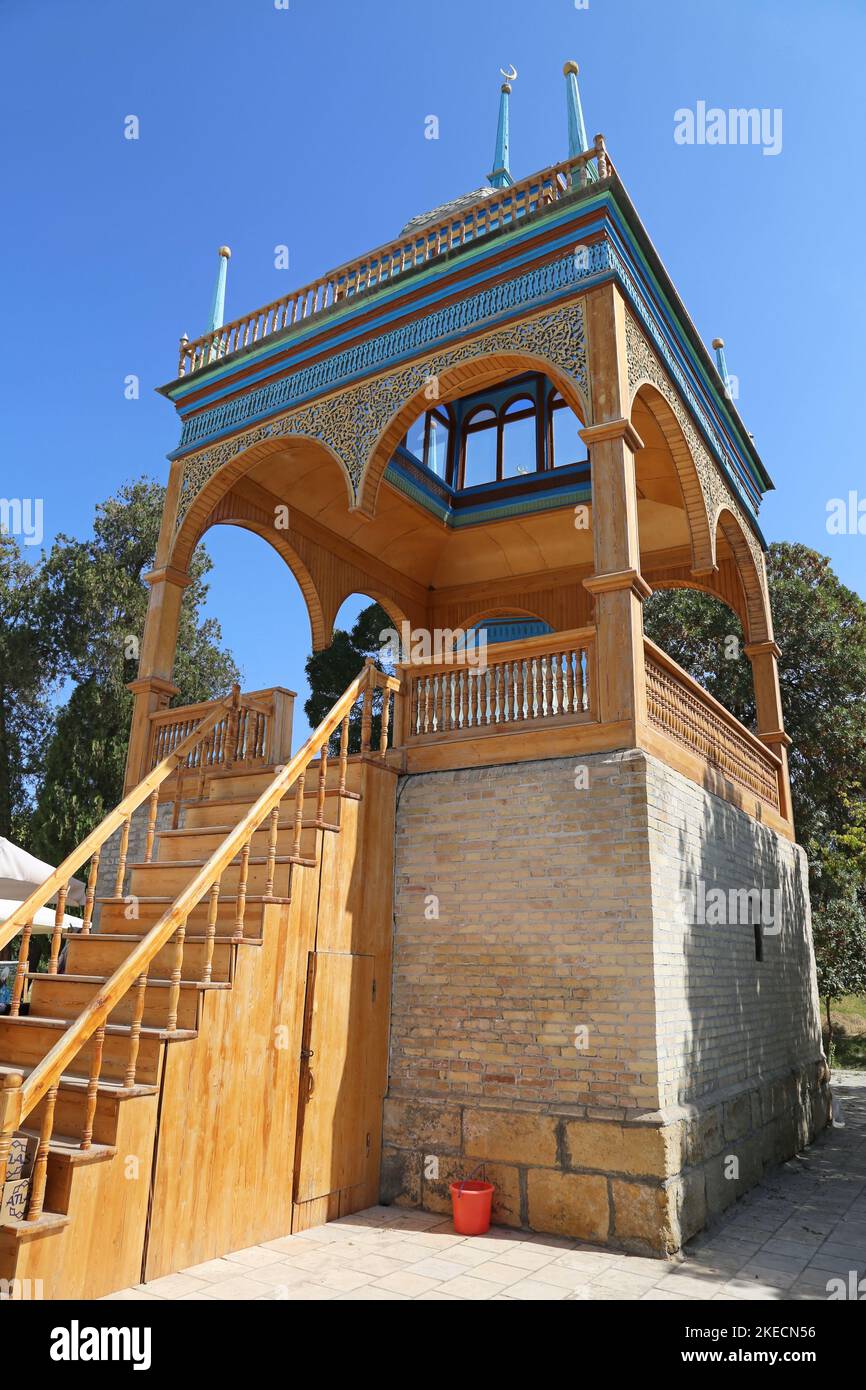 Torri di legno, Sitorai Mokhi Khosa (Palazzo delle Stelle tipo Luna) - l'ultimo Palazzo Estivo di Emir, Bukhara, Provincia di Bukhara, Uzbekistan, Asia Centrale Foto Stock