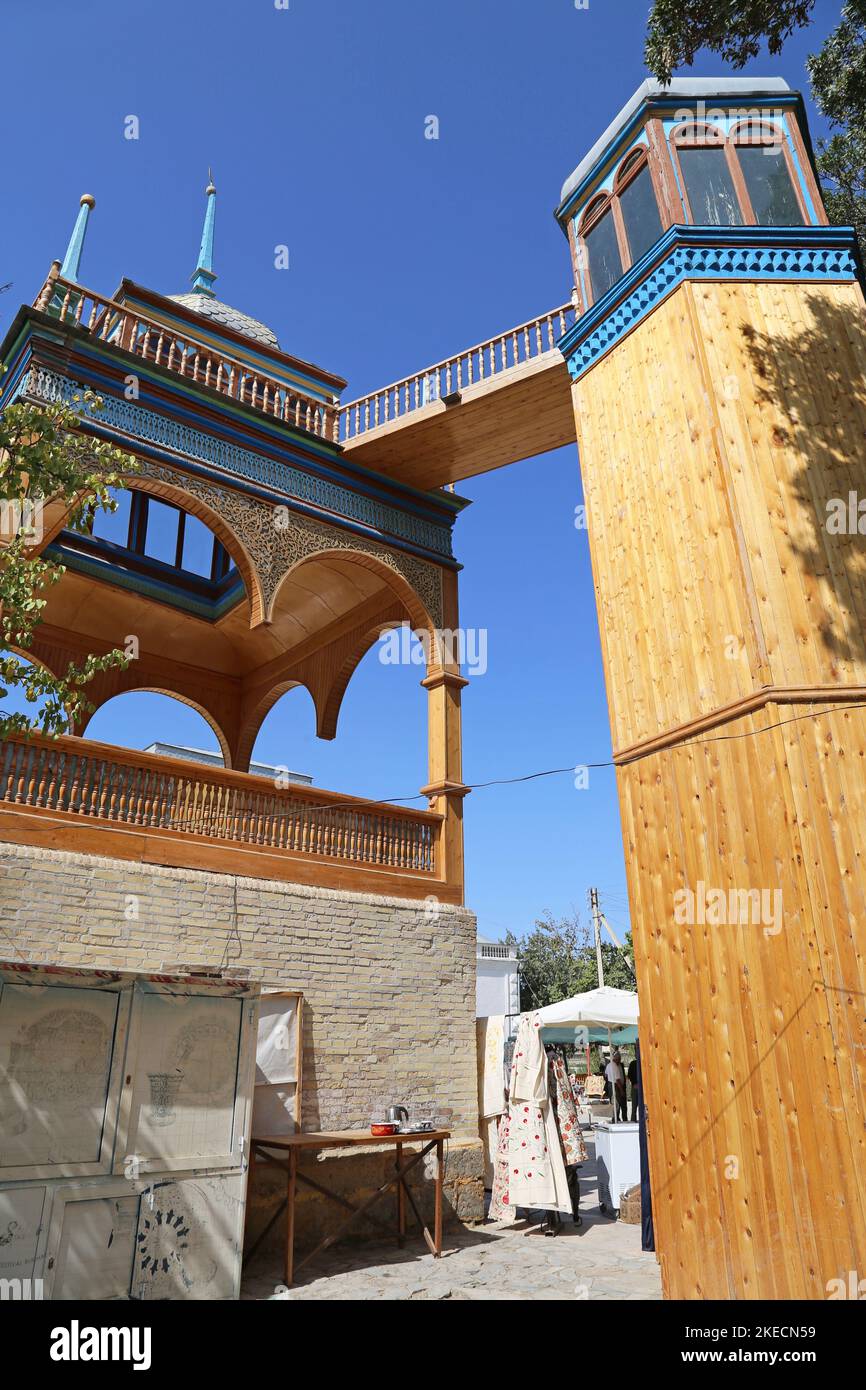 Torre in legno, Sitorai Mokhi Khosa (Palazzo delle Stelle tipo Luna) - l'ultimo Palazzo Estivo di Emir, Bukhara, Provincia di Bukhara, Uzbekistan, Asia Centrale Foto Stock