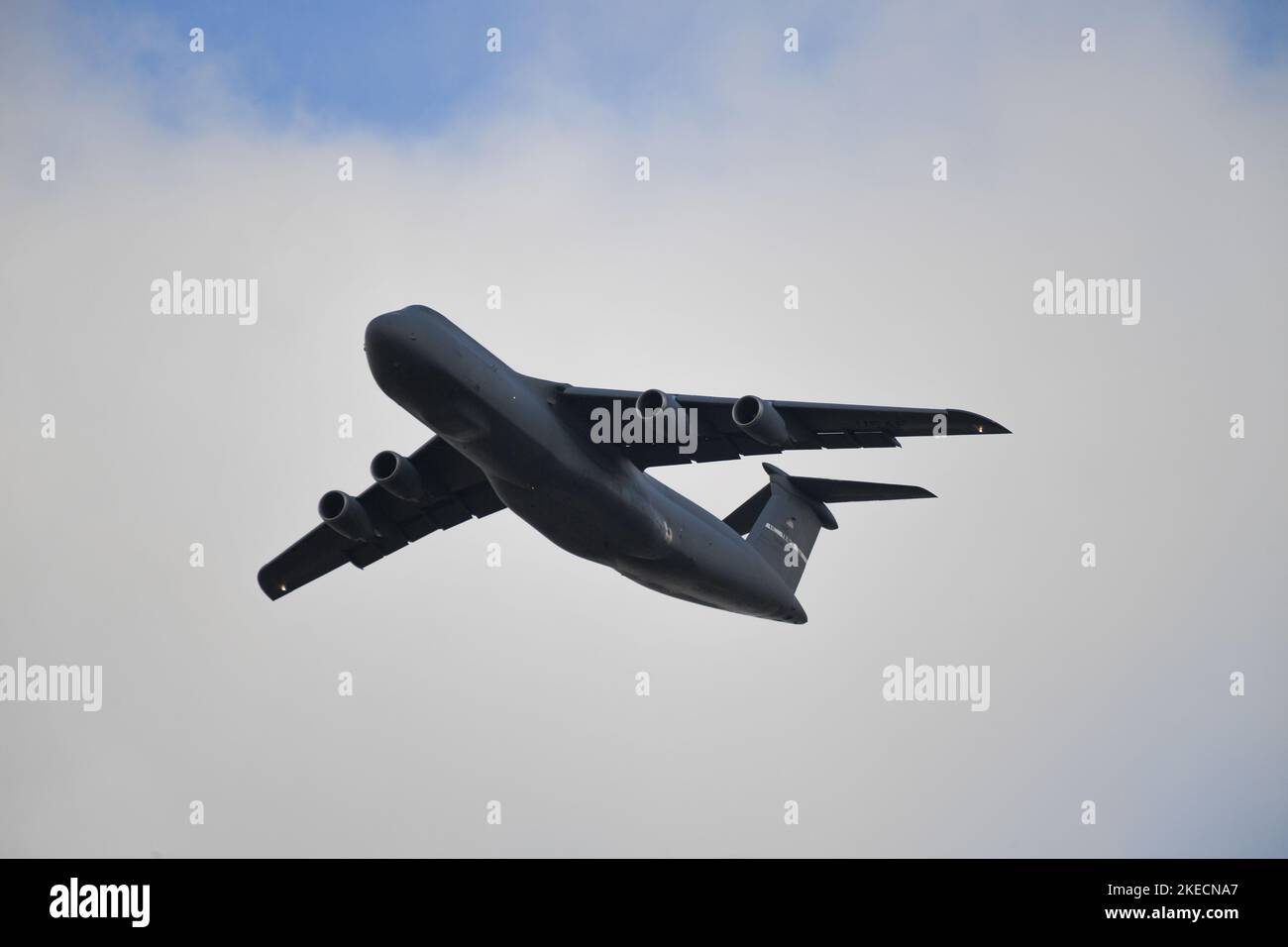 United States Air Force C-5 Galaxy parte da MCAS Miramar attraverso la copertura nuvola Foto Stock