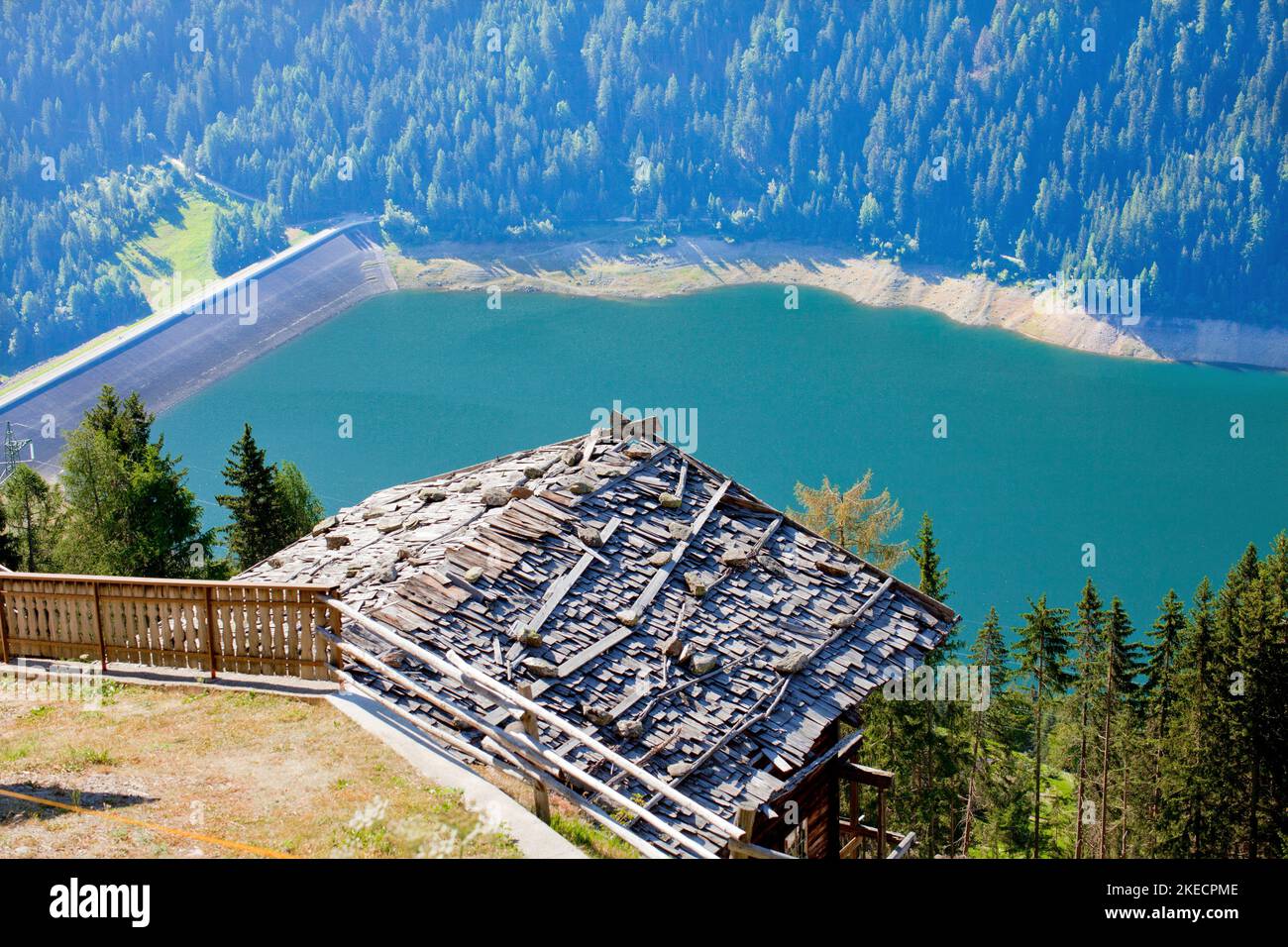 Vista profonda sul lago di Zoggler, un bacino idrico con basso livello d'acqua durante il periodo di caldo estate 2022, nella valle altoatesina dell'Ulten Foto Stock