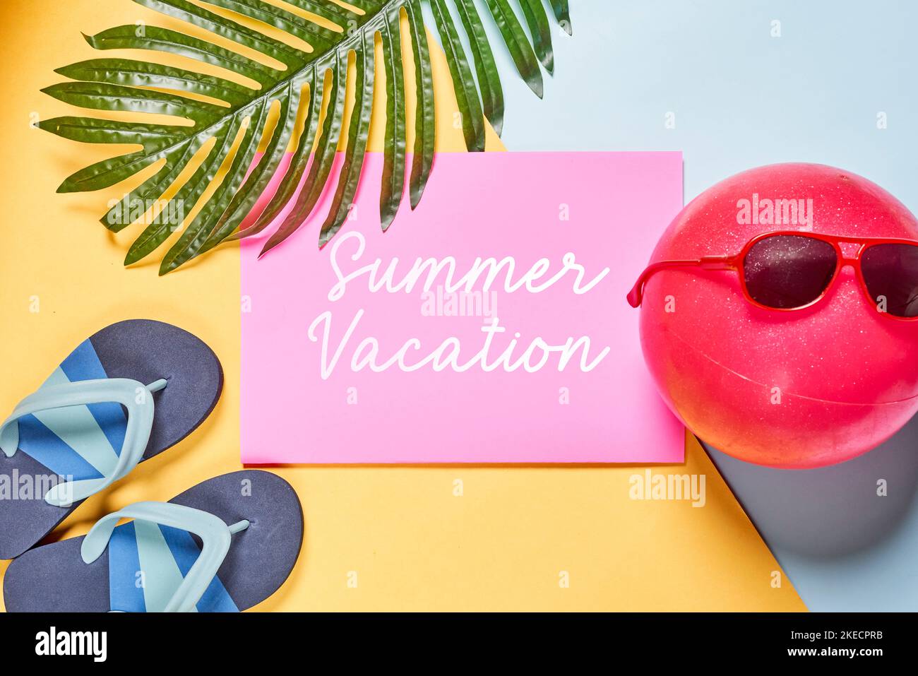 infradito, occhiali da sole e una carta rosa con le parole vacanza estiva su di esso accanto a un paio di infradito Foto Stock