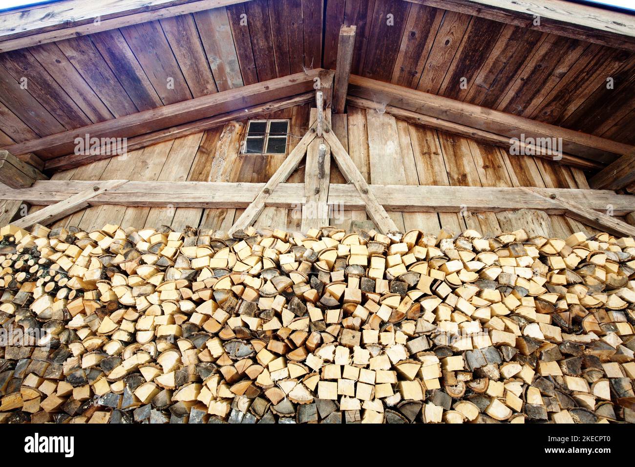 Riserva di legno presso l'azienda agricola di montagna della Valle dell'Ulten in Alto Adige Foto Stock
