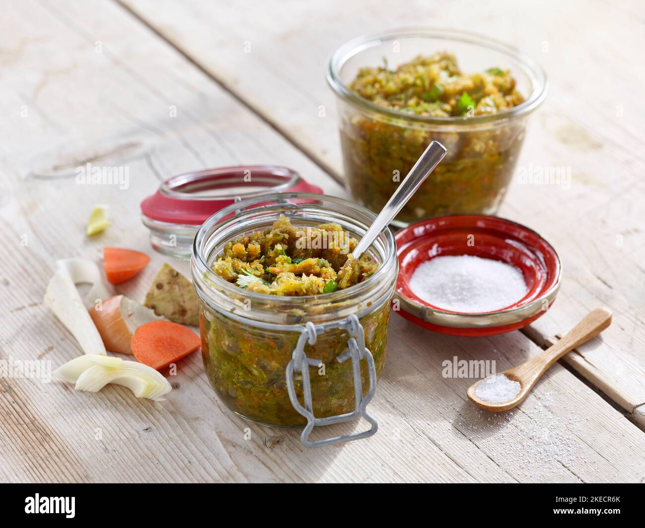 cucina ayurvedica, pasta di brodo vegetale in vasetti conservanti con ingredienti su tavola di legno Foto Stock