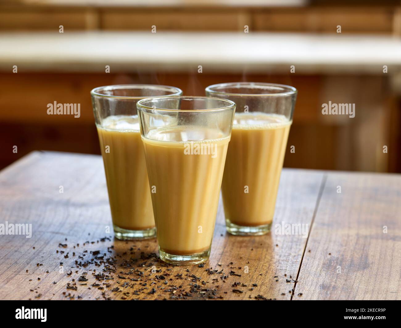 Cucina ayurvedica, tre bicchieri di tè Golden Chai con latte o latte d'avena Foto Stock