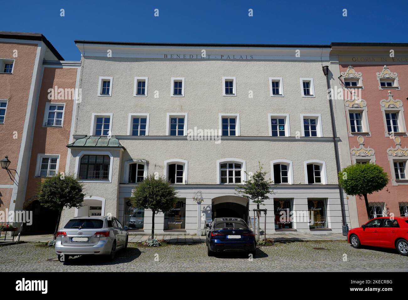 Germania, Baviera, alta Baviera, Contea di Traunstein, Tittmoning, Piazza della città, edificio residenziale a tre piani, Benedikt Palais Foto Stock