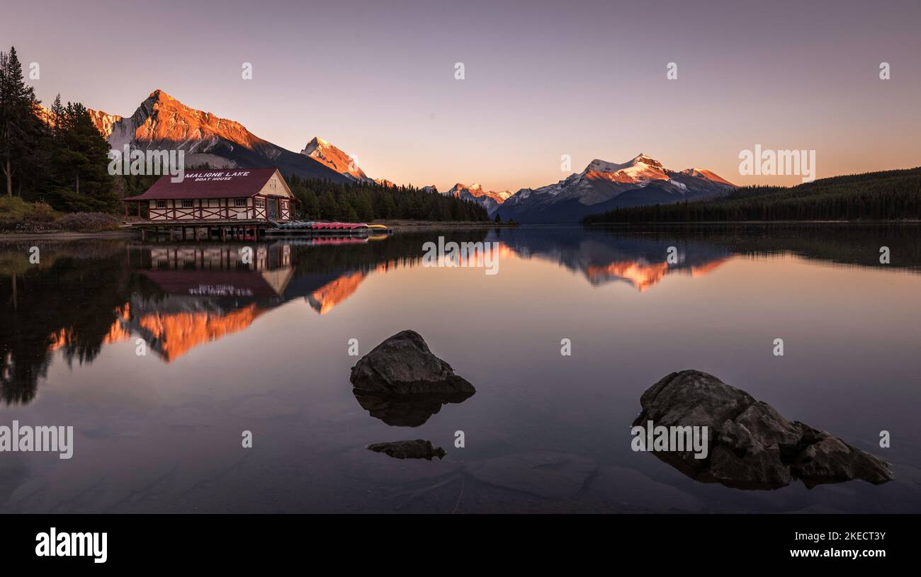 L'immagine è stata presa al tramonto a Maligne Lake, Alberta, Canada Foto Stock