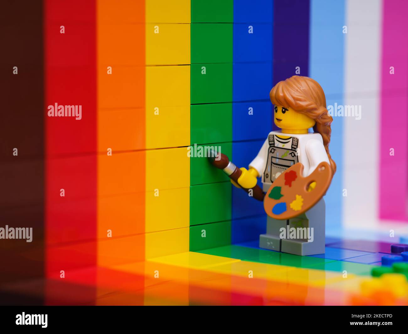 Tambov, Federazione Russa - 07 novembre 2022 Una figura minifattata di Lego con un pennello e una tavolozza che dipinge uno sfondo arcobaleno Foto Stock