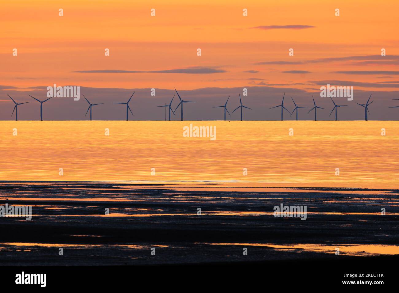 Tramonto sul parco eolico di Kentish Flats Offshore al largo della costa del Kent. Foto Stock