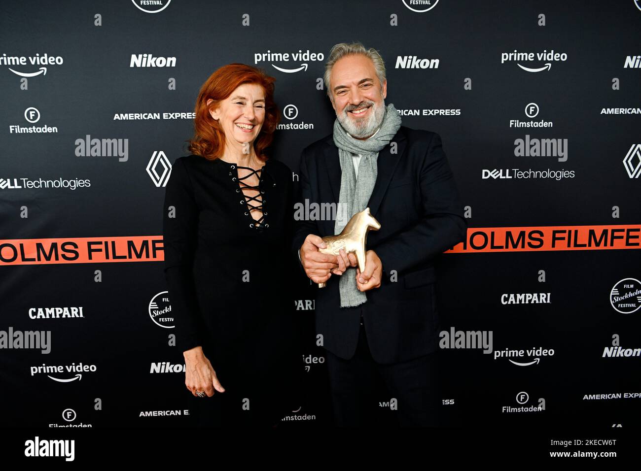 Stoccolma, Svezia. 11th Nov 2022. Il regista britannico Sam Mendes posa con il suo Cavallo di bronzo per il Premio Onorario Stockholm Visionary al Festival Internazionale del Cinema di Stoccolma, insieme a Git Scheynius, CEO del festival, a Stoccolma, Svezia, novembre 11 2022. Foto: Jessica Gow / TT / kod 10070 Credit: TT News Agency/Alamy Live News Foto Stock