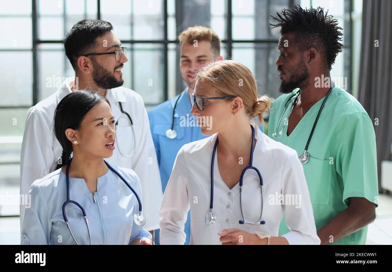 Personale medico professionale. Il personale della facoltà di medicina. Persone multinazionali - medico, infermiera e chirurgo. Foto Stock