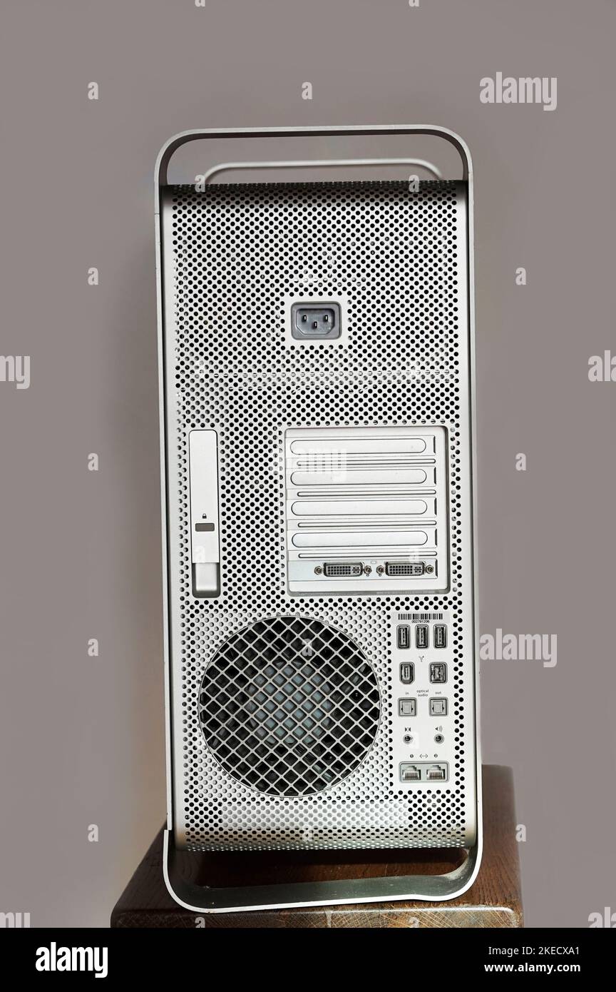 Itterbeck, Germania - Nov 11 2022 retro di un computer tower Apple Mac Pro di 1st generazione. Il caso di questo mac è molto simile al Power Mac G5 Foto Stock
