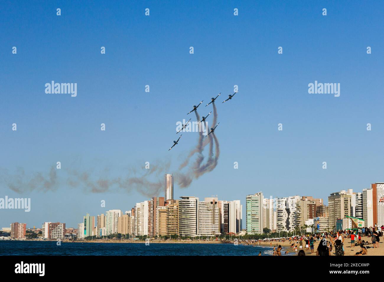 Gli aerei volano sulla spiaggia della città di Fortaleza a nord-est del Brasile Foto Stock