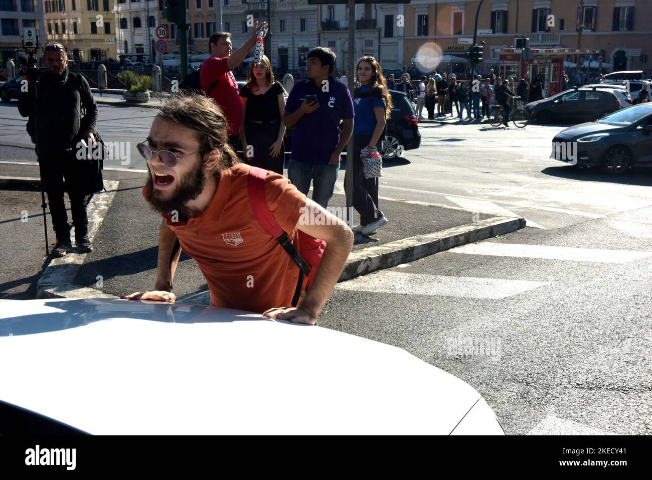 Roma, il movimento ambientalista 'ULTIMA GENERAZIONE' occupa via Labicana davanti Colosseo Foto Stock