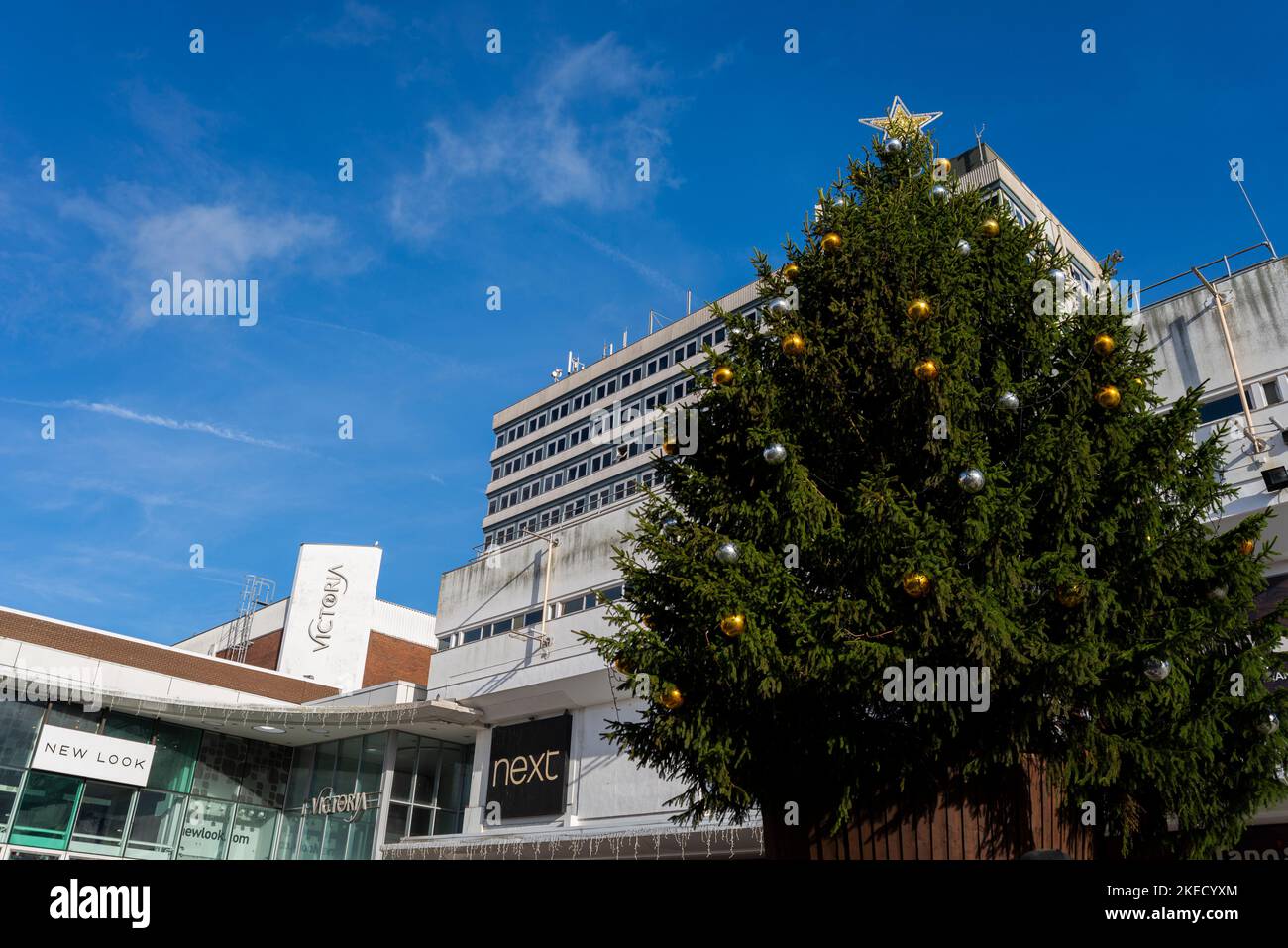 Albero di Natale nella strada dello shopping di High Street. Southend on Sea, High Street. Nuova città in Essex. Area pedonale con negozi. Ora, nuovo look Foto Stock