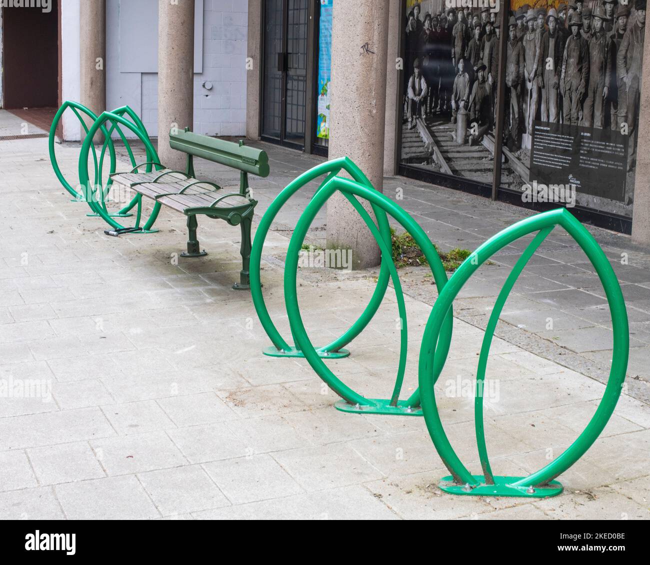 Green bike rack a Chinatown, Vancouver, British Columbia, Canada Foto Stock