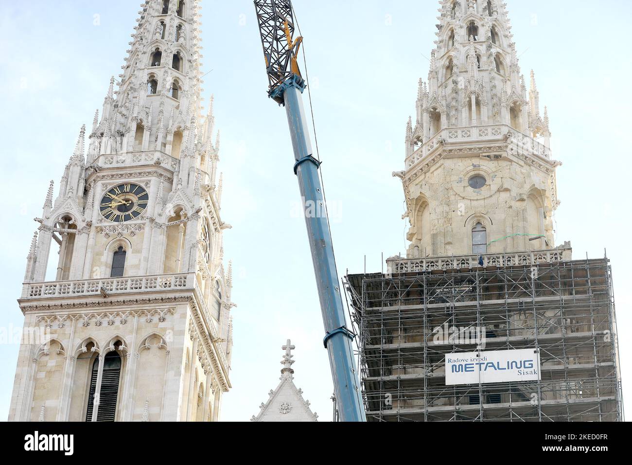 Zagabria, Croazia. 11th Nov 2022. La rimozione del ponteggio dalla cattedrale rivela l'aspetto della torre, il cui restauro è stato interrotto dal forte terremoto che ha colpito la Croazia più di due anni fa a Zagabria, Croazia, il 11 settembre 2022. La ristrutturazione della Cattedrale di Zagabria, ufficialmente iniziata alla fine di ottobre, è in pieno svolgimento, Foto: Patrik Macek/PIXSELL Credit: Pixsell Photo & video agency/Alamy Live News Foto Stock