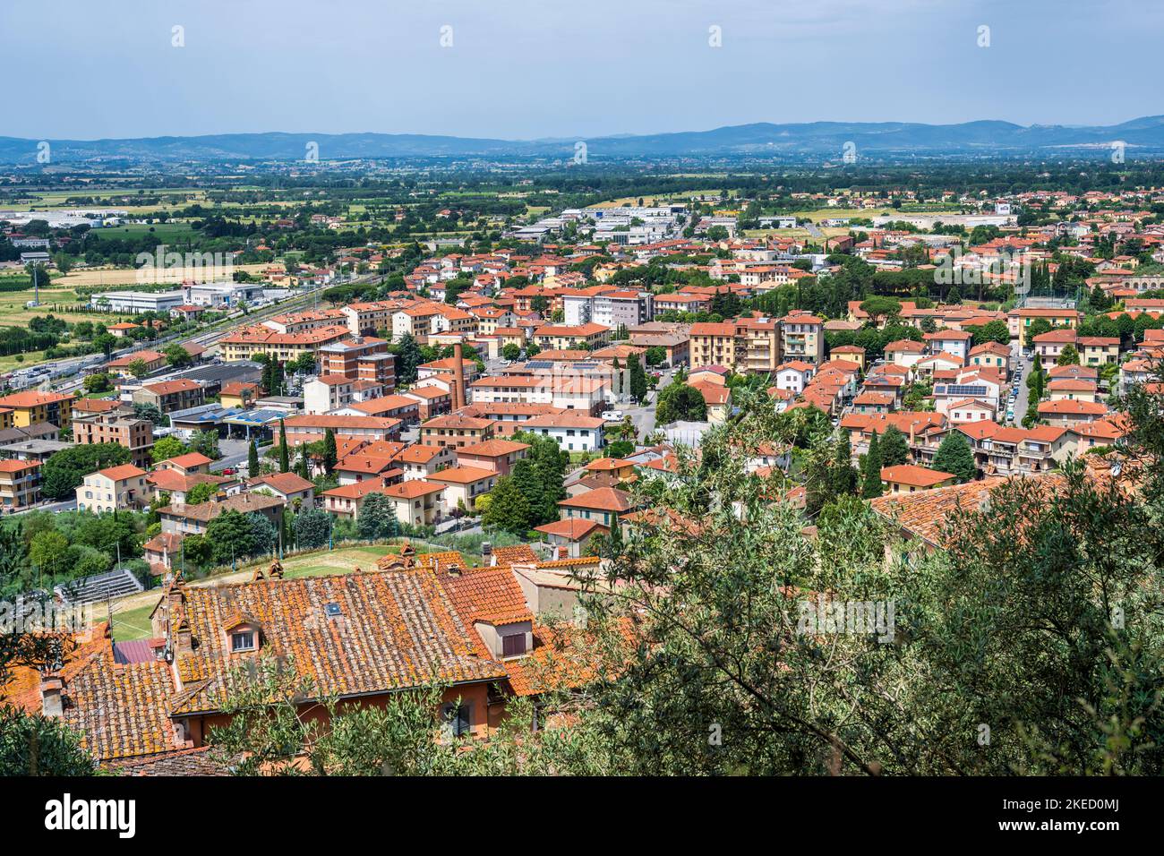 Vista dalla Fortezza Cassero nella cittadina medievale collinare fino alla moderna cittadina di Castiglion Fiorentino in Toscana Foto Stock