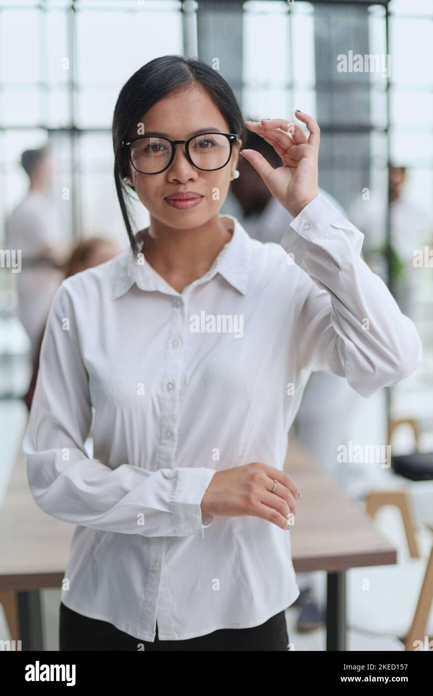 Giovane bella donna asiatica d'affari consulente , ritratto di un dipendente che guarda la macchina fotografica Foto Stock