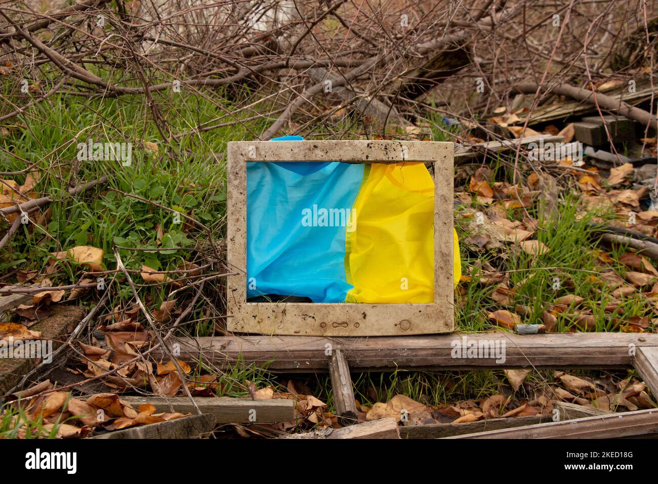 La bandiera dell'Ucraina è appesa in un vecchio schermo rotto del computer sulle rovine di una casa in Ucraina, la bandiera Ucraina sullo schermo del computer 2022 Foto Stock