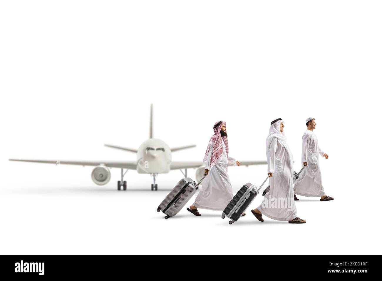 Uomini arabi in abiti etnici che camminano e che tirano valigie di fronte ad un aeroporto isolato su sfondo bianco Foto Stock