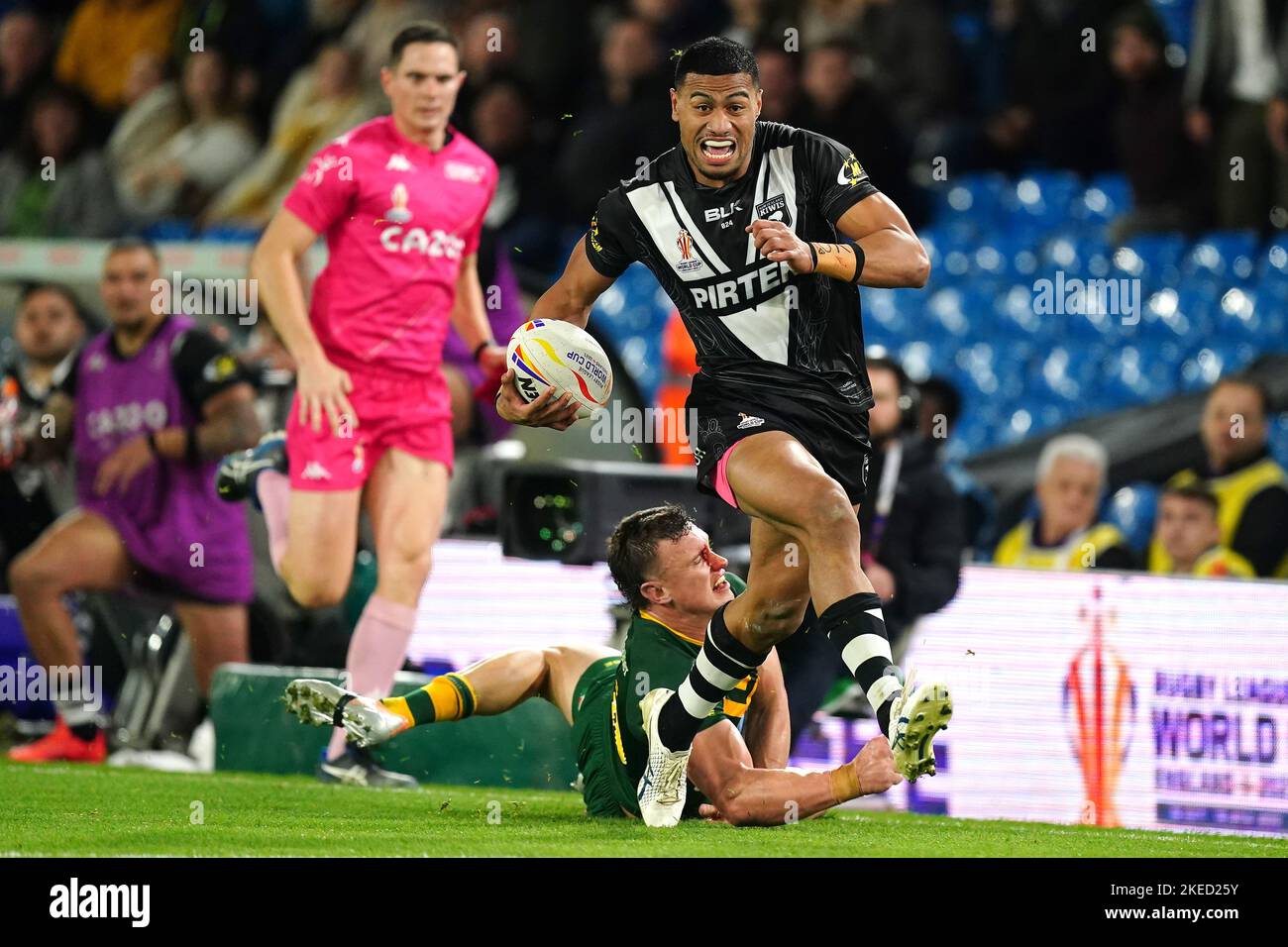 Ronaldo Mulitalo della Nuova Zelanda (a destra) si libera del Jack Wighton australiano durante la semifinale di Coppa del mondo di Rugby a Elland Road, Leeds. Data immagine: Venerdì 11 novembre 2022. Foto Stock