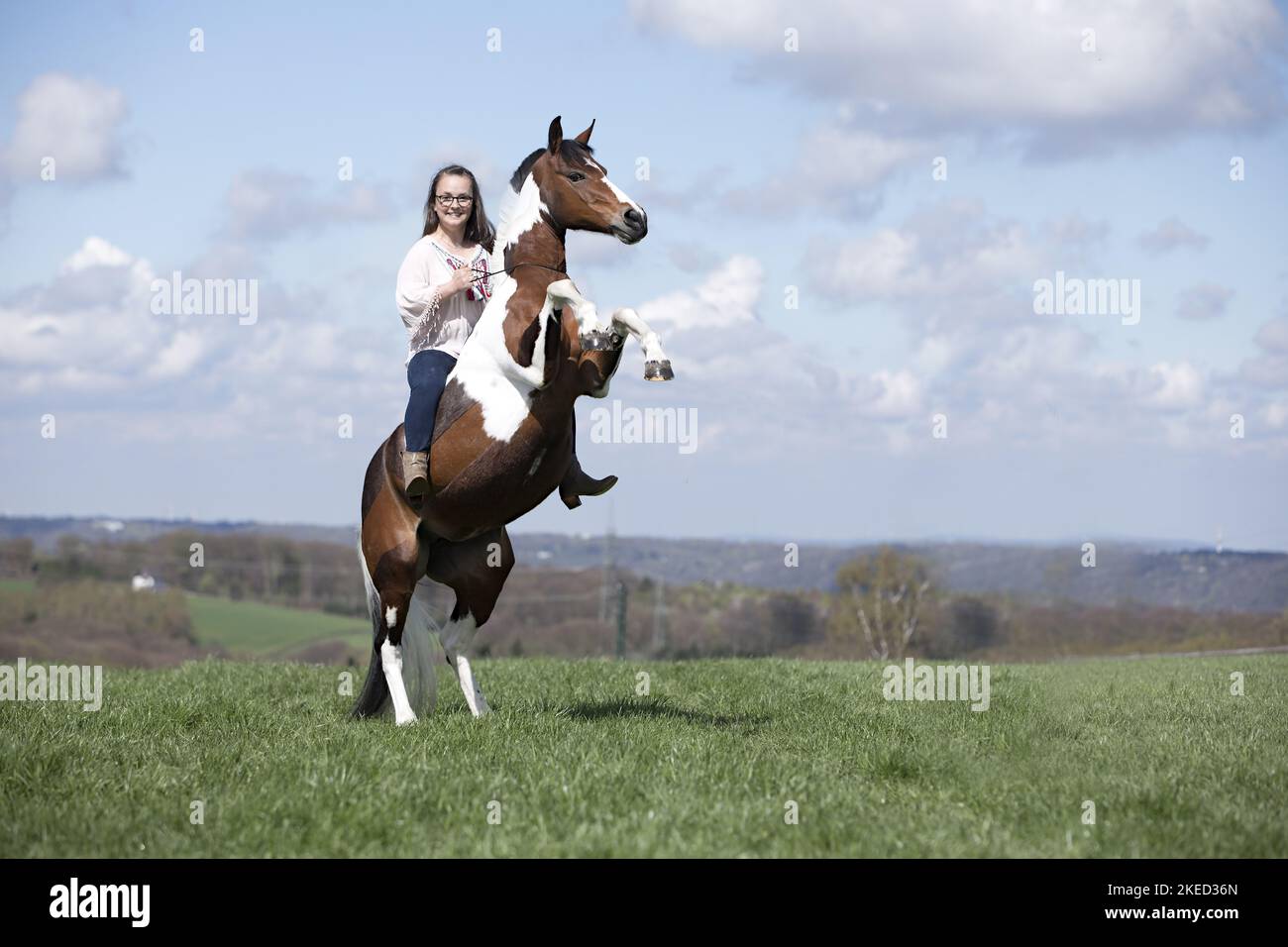 Donna con pony tedesco Foto Stock