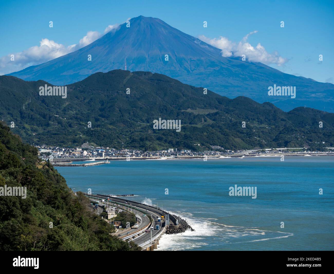 Il Monte Fuji e la strada Nazionale Giapponese 1 lungo la Baia di Suruga vista dal Passo di Satta nella Prefettura di Shizuoka. Foto Stock