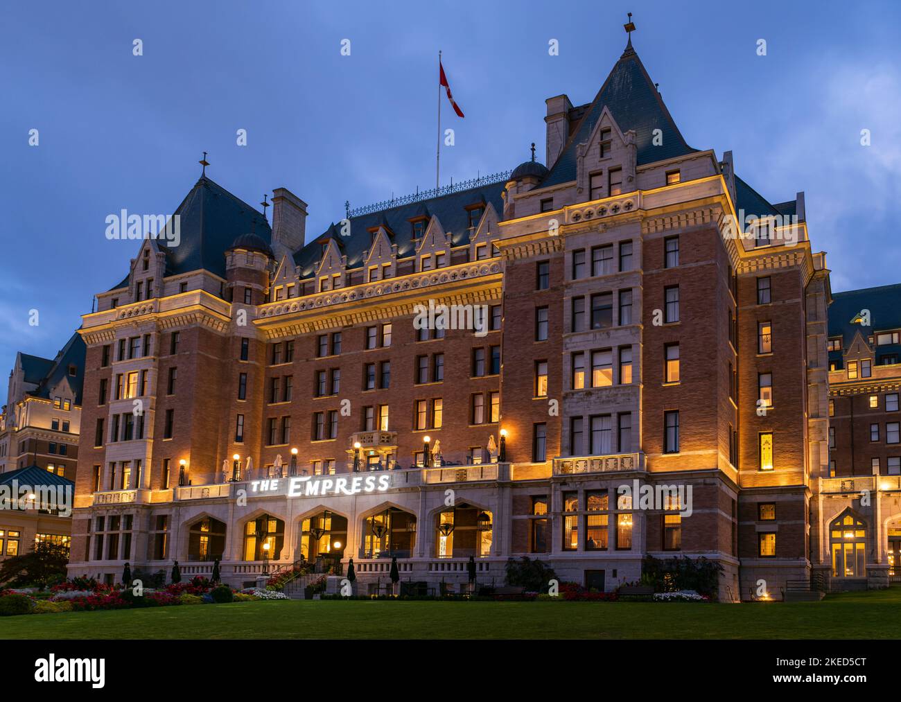 L'Empress, un hotel costruito dal Pacifico Canadese a Victoria, Columbia Britannica, Canada, visto al crepuscolo. Foto Stock