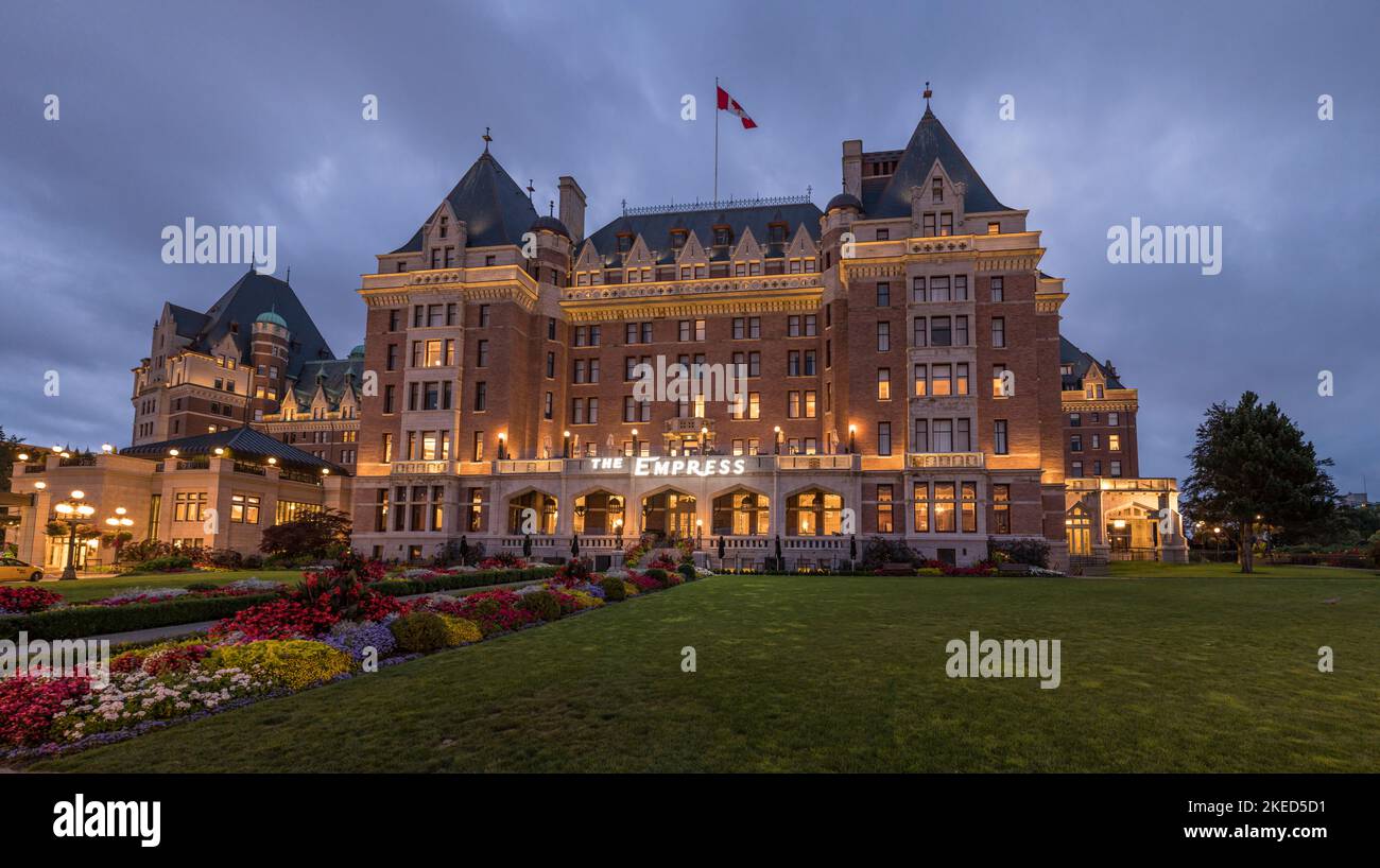 L'Empress, un hotel costruito dal Pacifico Canadese a Victoria, Columbia Britannica, Canada, visto al crepuscolo. Foto Stock