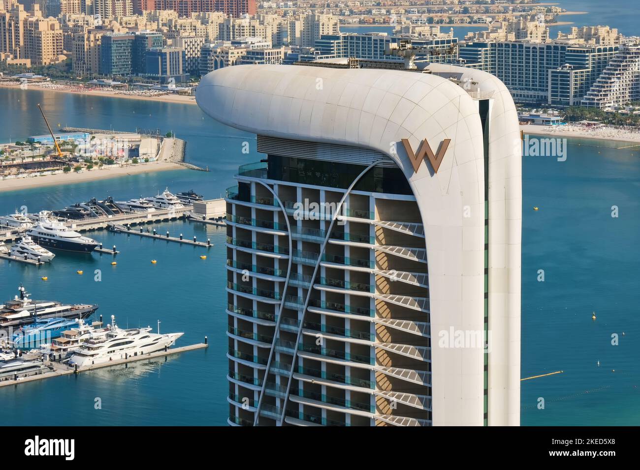 Facciata futuristica del grattacielo W Hotel con logo W nel porto di Jumeirah, lussuoso hotel 5 stelle con skyline urbano sullo sfondo Foto Stock