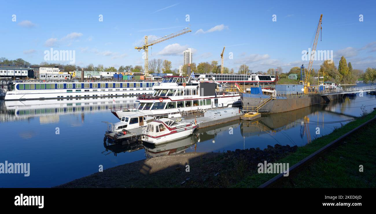 Colonia, Germania, novembre 10 2022: Mülheim porto importante cantiere di riparazione per navi da crociera e passeggeri Foto Stock