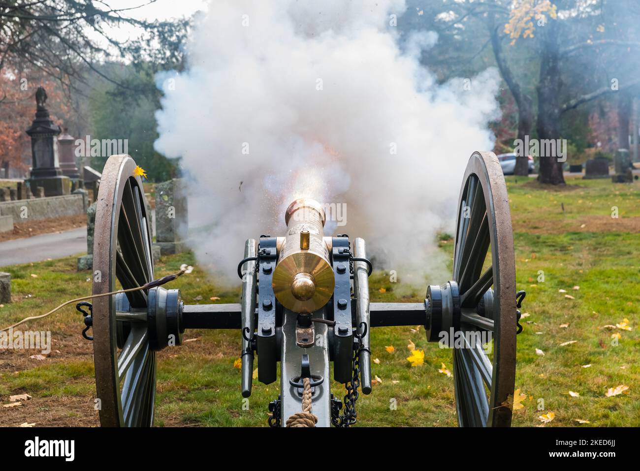 11 novembre 2022 Veterans Day e Flag Retirement Ceremony al Sleepy Hollow Cemetery di Concord, Massachusetts Foto Stock