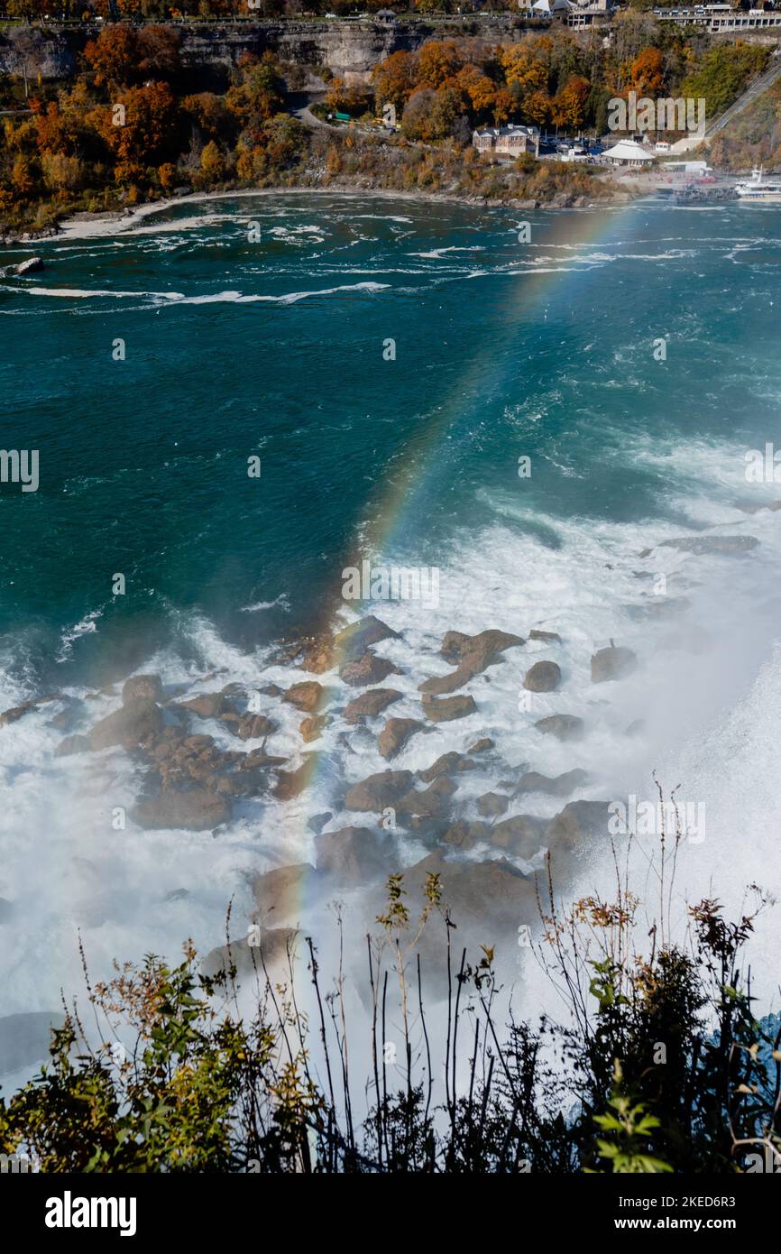 Cascate del Niagara dal lato americano e canadese. Arcobaleno sulla cascata. Il luogo turistico più popolare. Fiume tempestoso che scorre nel lago. Foto Stock