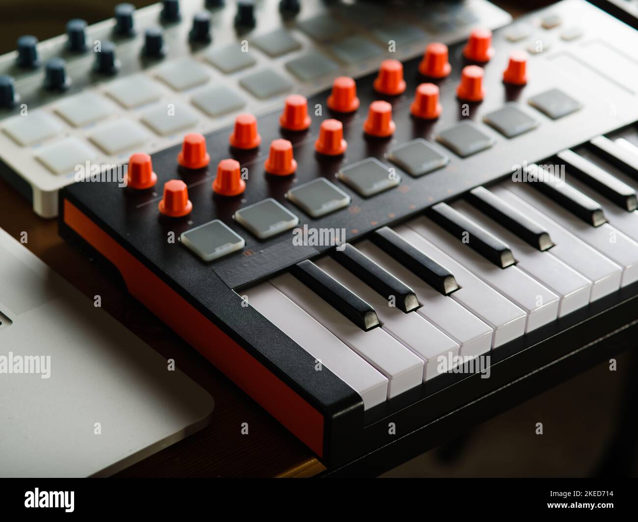 Primo piano. Sintetizzatore moderno, tastiera midi. Strumento musicale professionale per studio di registrazione, studio di musica. Nuove tecnologie. Primo piano. Ci sono Foto Stock