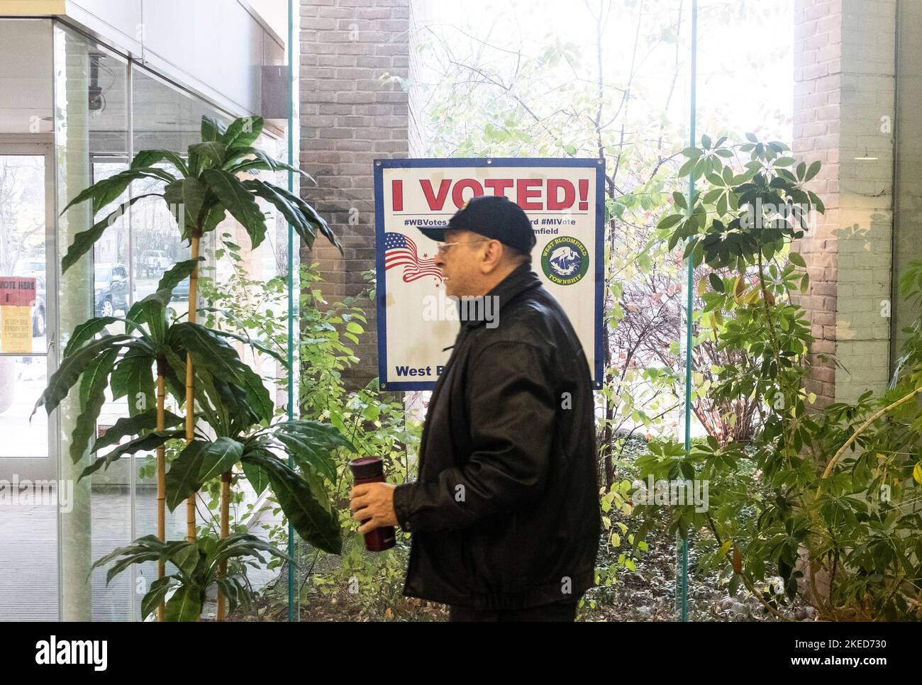 Detrooit, Michigan, Stati Uniti. 8th Nov 2022. Un elettore lascia la sede del voto dopo aver fatto il voto a Detroit durante le elezioni di medio termine. Gli americani hanno fatto il loro modo ai sondaggi martedì 8 novembre per votare nelle accese elezioni di medio termine. (Credit Image: © Matthew Hatcher/SOPA Images via ZUMA Press Wire) Foto Stock