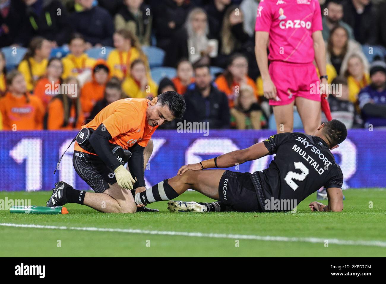 Leeds, Regno Unito. 11th Nov 2022. Ronaldo Mulitalo della Nuova Zelanda infortuna il ginocchio durante la partita di semifinale di Coppa del mondo di Rugby League 2021 Australia vs Nuova Zelanda a Elland Road, Leeds, Regno Unito, 11th novembre 2022 (Foto di Mark Cosgrove/News Images) a Leeds, Regno Unito il 11/11/2022. (Foto di Mark Cosgrove/News Images/Sipa USA) Credit: Sipa USA/Alamy Live News Foto Stock