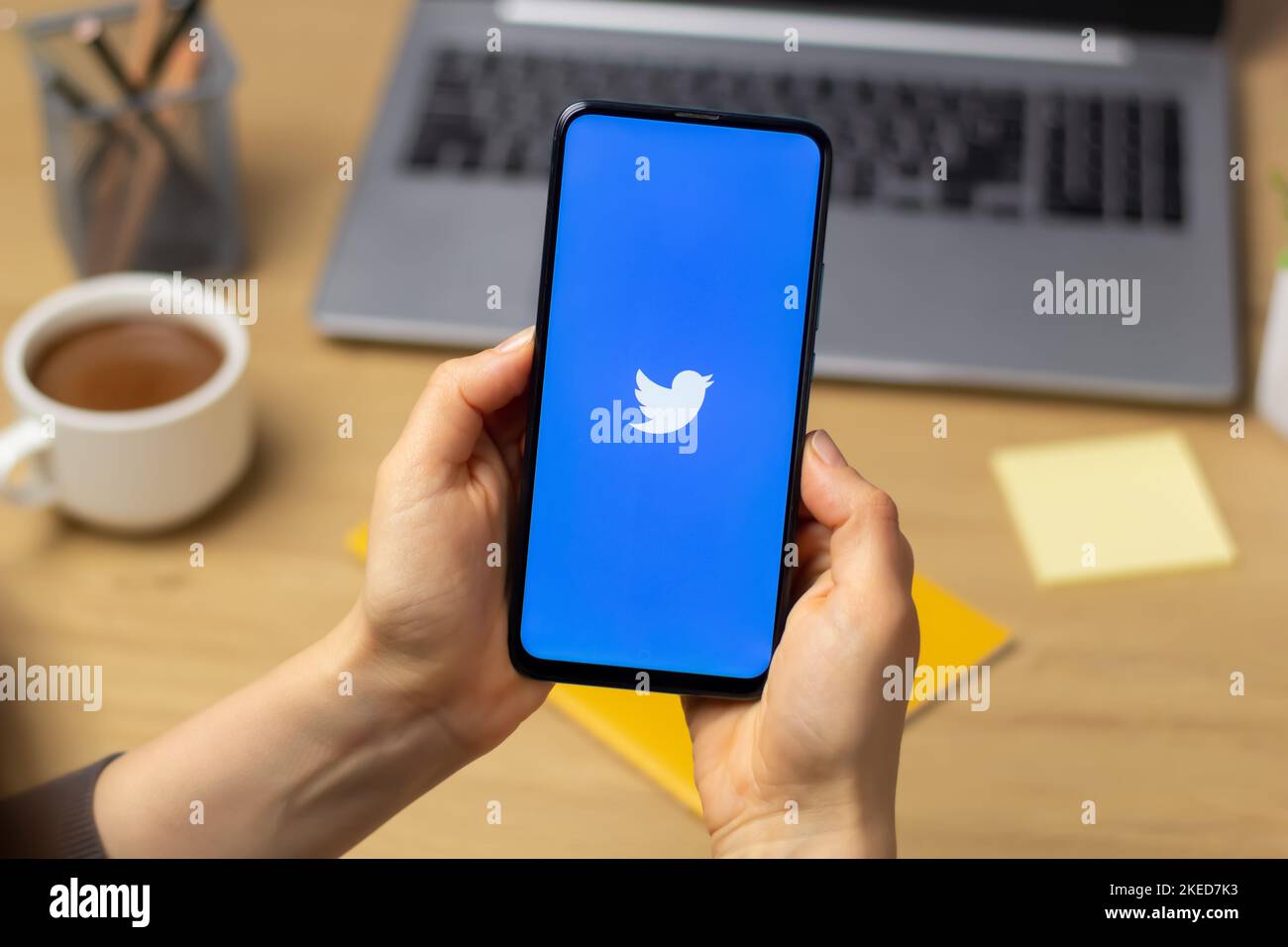 Kiev, Ucraina - 15th ottobre 2022: Logo Twitter sullo schermo di uno smartphone nelle mani di una donna. Concetto di reti sociali. Foto Stock