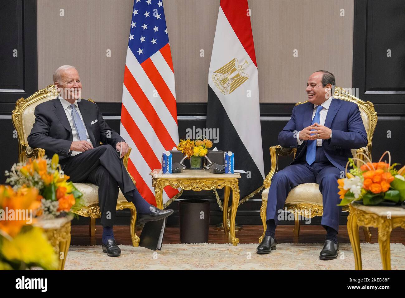 Sharm el-Sheikh, Egitto. 11th Nov 2022. Il presidente degli Stati Uniti Joe Biden sorride durante un incontro bilaterale faccia a faccia con il presidente egiziano Abdel Fattah el-Sisi, al vertice sul clima delle Nazioni Unite del COP27, 11 novembre 2022, a Sharm el-Sheikh, Egitto. Credit: Adam Schultz/White House Photo/Alamy Live News Foto Stock