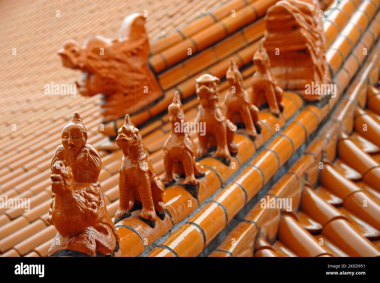 Finals decorativi sotto forma di bestie mitiche su un tetto al Tempio Buddista di Fo Guang Shan Nan Tien a Berkeley vicino a Wollongong, Australia. Foto Stock