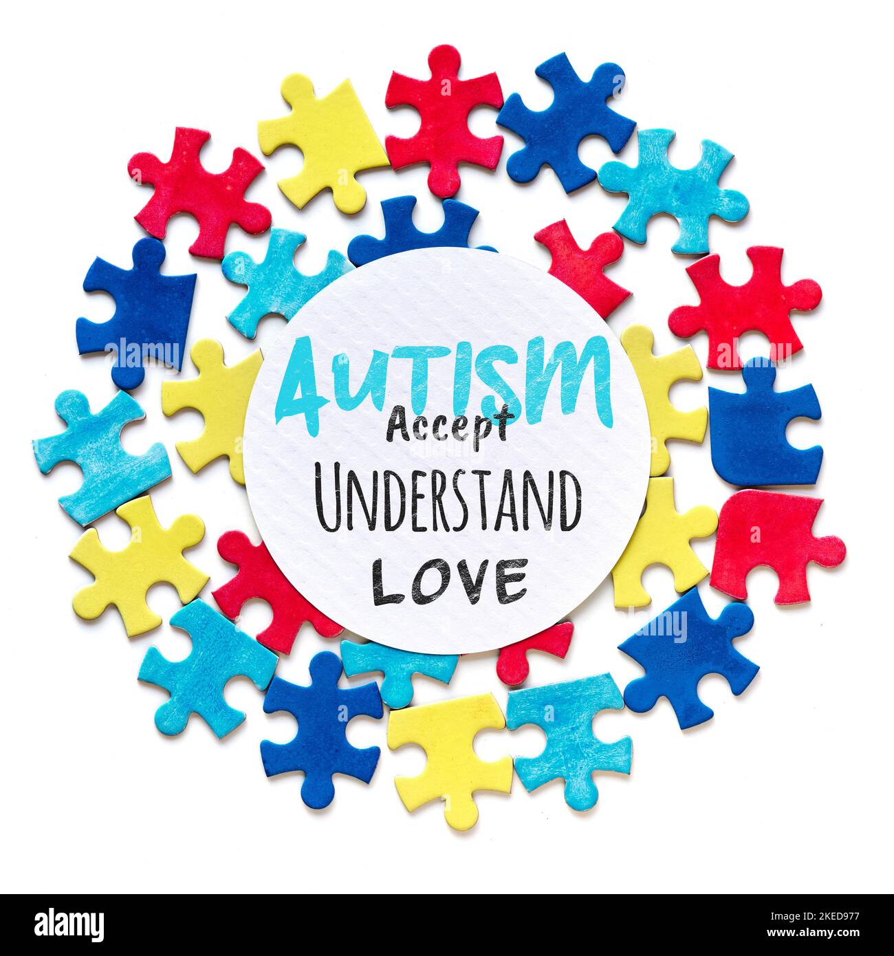 Campagna di sensibilizzazione all'autismo. Testo, accettare, capire, Amore in cerchio rotondo cornice con pezzi di puzzle intorno. Campagna di sensibilizzazione sull'assistenza sanitaria Foto Stock