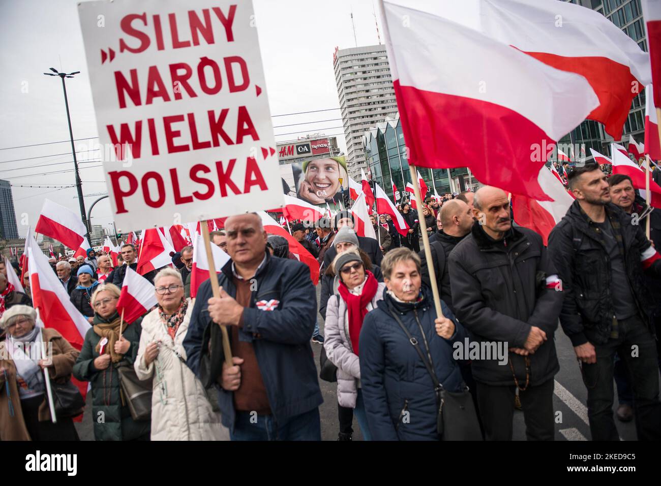 Varsavia, Polonia. 11th Nov 2022. I partecipanti tengono cartelli e sventolano bandiere polacche durante la marcia dell'Indipendenza. La Giornata Nazionale dell'Indipendenza della Polonia segna l'anniversario dell'indipendenza del paese nel 1918. Si celebra come una festa nazionale il 11 novembre di ogni anno. Anche quest'anno decine di migliaia di polacchi hanno partecipato alla marcia dell'Indipendenza a Varsavia organizzata da organizzazioni di estrema destra per celebrare il 104th° anniversario della rinascita della Polonia come Stato indipendente. Credit: SOPA Images Limited/Alamy Live News Foto Stock