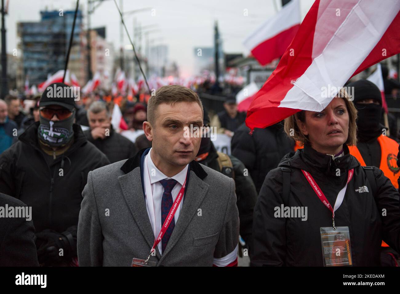 Robert Bakiewicz, leader della Independence March Association visto durante il marzo. La Giornata Nazionale dell'Indipendenza della Polonia segna l'anniversario dell'indipendenza del paese nel 1918. Si celebra come una festa nazionale il 11 novembre di ogni anno. Anche quest'anno decine di migliaia di polacchi hanno partecipato alla marcia dell'Indipendenza a Varsavia organizzata da organizzazioni di estrema destra per celebrare il 104th° anniversario della rinascita della Polonia come Stato indipendente. Lo slogan della marcia è stato: "Nazione forte, Grande Polonia!" (Silny Naród, Wielka Polska!). (Foto di Attila Husejnow/SOPA Images/Sipa USA) Foto Stock