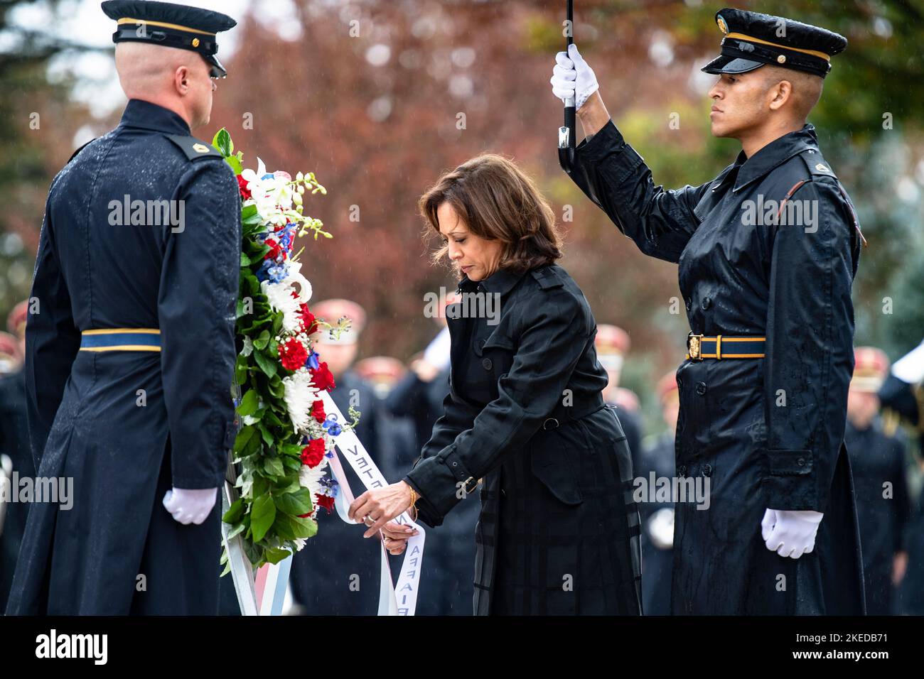 Arlington, Stati Uniti d'America. 11th Nov 2022. Arlington, Stati Uniti d'America. 11 Novembre 2022. Il Vice Presidente degli Stati Uniti Kamala Karris, ha posto una corona alla Tomba del Milite Ignoto all'annuale National Veterans Day Assuption Arlington National Cemetery, 11 novembre 2022 ad Arlington, Virginia, USA. Credit: Elizabeth Fraser/US Army/Alamy Live News Foto Stock