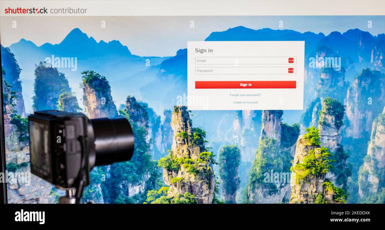 Tiffin, Iowa, USA - 11,2022 - fotocamera digitale su un treppiede di fronte a uno schermo del computer con pagina Shutterstock caricata per i collaboratori. Foto Stock