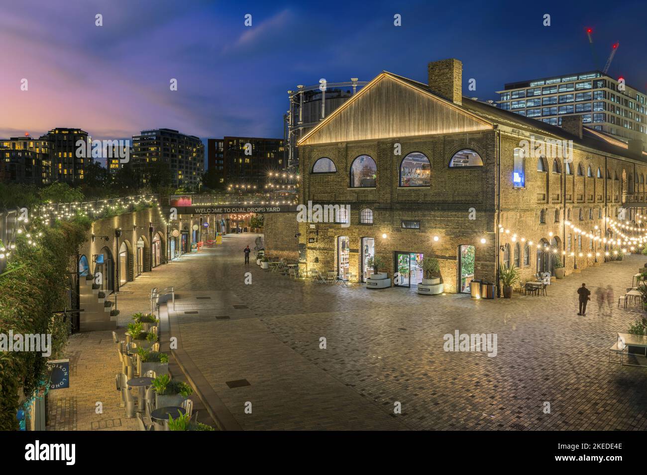 Coal Drops Yard, King's Cross, Londra, Inghilterra. Mercoledì 9th novembre 2022. Dopo una giornata secca nella capitale, c'è un colorato tramonto sull'illum Foto Stock